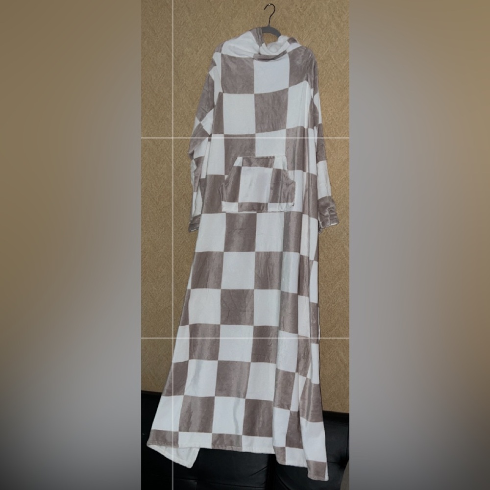 Snuggie The Original Wearable Blanket with Sleeves and Pocket.  Like new.